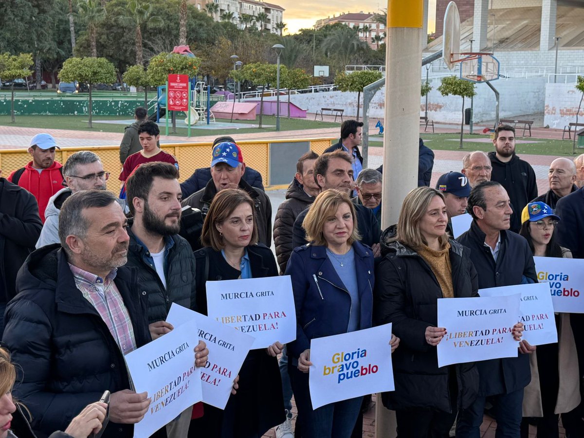 Landaburu_Anto's tweet photo. Alzamos nuestra voz desde #Murcia por nuestros hermanos de #Venezuela, por la democracia y la libertad.

Con @EdmundoGU y @MariaCorinaYA tenemos que poner fin a la dictadura y la oscuridad de Maduro.

🇻🇪#GloriaBravoPueblo, HASTA EL FINAL. https://t.co/BS93bSNjC7