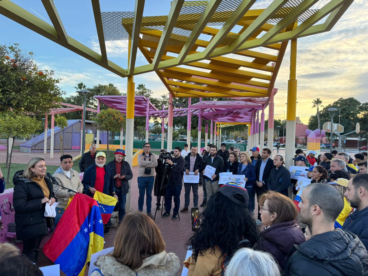 Landaburu_Anto's tweet photo. Alzamos nuestra voz desde #Murcia por nuestros hermanos de #Venezuela, por la democracia y la libertad.

Con @EdmundoGU y @MariaCorinaYA tenemos que poner fin a la dictadura y la oscuridad de Maduro.

🇻🇪#GloriaBravoPueblo, HASTA EL FINAL. https://t.co/BS93bSNjC7