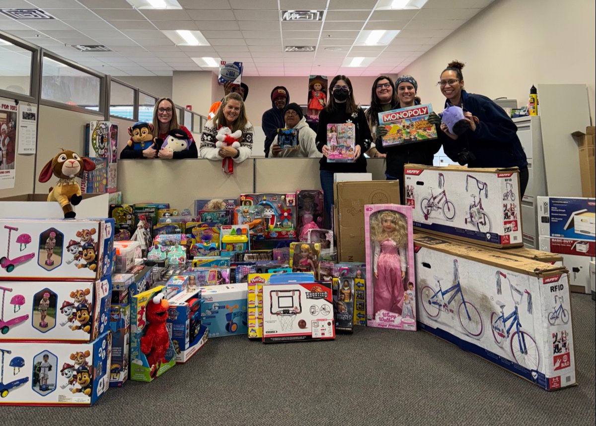 iesciusa's tweet photo. Bonus images of Santa’s little helpers in action! Our IES Virginia team had a ball while gathering and organizing toy donations in support of the Marine Corps Reserves' annual Toys for Tots program!🎄✨
#IESElectricalleads
#WePowerProgress
#IESFamily https://t.co/LNRVNeAIOs