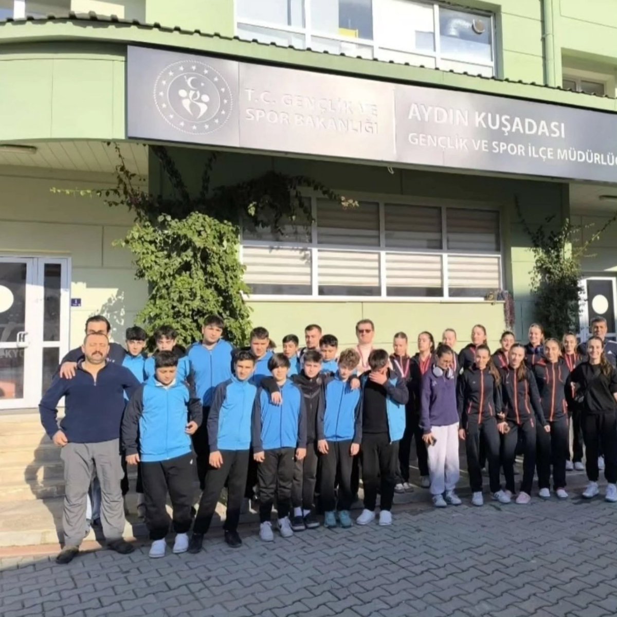 Şadi Turgutlu Ortaokulu kız ve erkek Yıldız Voleybol takımları,Aydın'da yapılan bölge maçlarında rakiplerini yenerek,Sakarya'da yapılacak yarı final maçlarında Manisamızı temsil etmeye hak kazanmışlardır. Takımlarımızı tebrik ederiz. <a href="/ManisaValiligi/">Manisa Valiliği</a> <a href="/il_mem_45/">Manisa İl Millî Eğitim Müdürlüğü</a> <a href="/TurgtluKaymkmlk/">Turgutlu Kaymakamlığı</a>