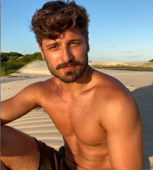 BBBelissima's tweet photo. Este homem passará os proximos 3 meses sendo chamado de corno enquanto assiste a sua namorada sendo shippada com outra mulher https://t.co/VxoV0Mx4Pm