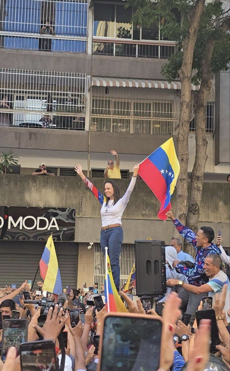 DRINGEND:
Das Regime hat <a href="/MariaCorinaYA/">María Corina Machado</a> entführt.
17 Motorräder, Drohnen und Jeeps schossen auf die Motorräder, die die Oppositionsführerin transportierten. Sie warfen sie um, verwundeten einen der Motorradfahrer, die sie begleiteten, und nahmen ihn mit ihr zusammen gefangen.