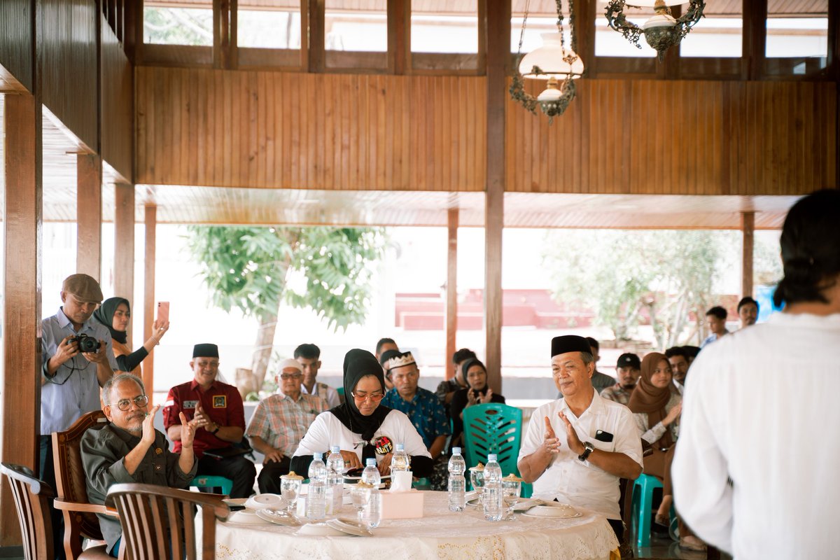 kagounga's tweet photo. Selain mencoba Popeda Instant, Sultan Ternate ke-49, Hidayatullah Mudaffar Sjah juga turut merestui penggunaan nama perahu agung Kagunga untuk diadopsi sebagai jenama Kagōunga, Rabu (8/1), di Aula Pandopo Bala, Kedaton Kesultanan Ternate. #MoveMoreover https://t.co/0LhKEb4OfW
