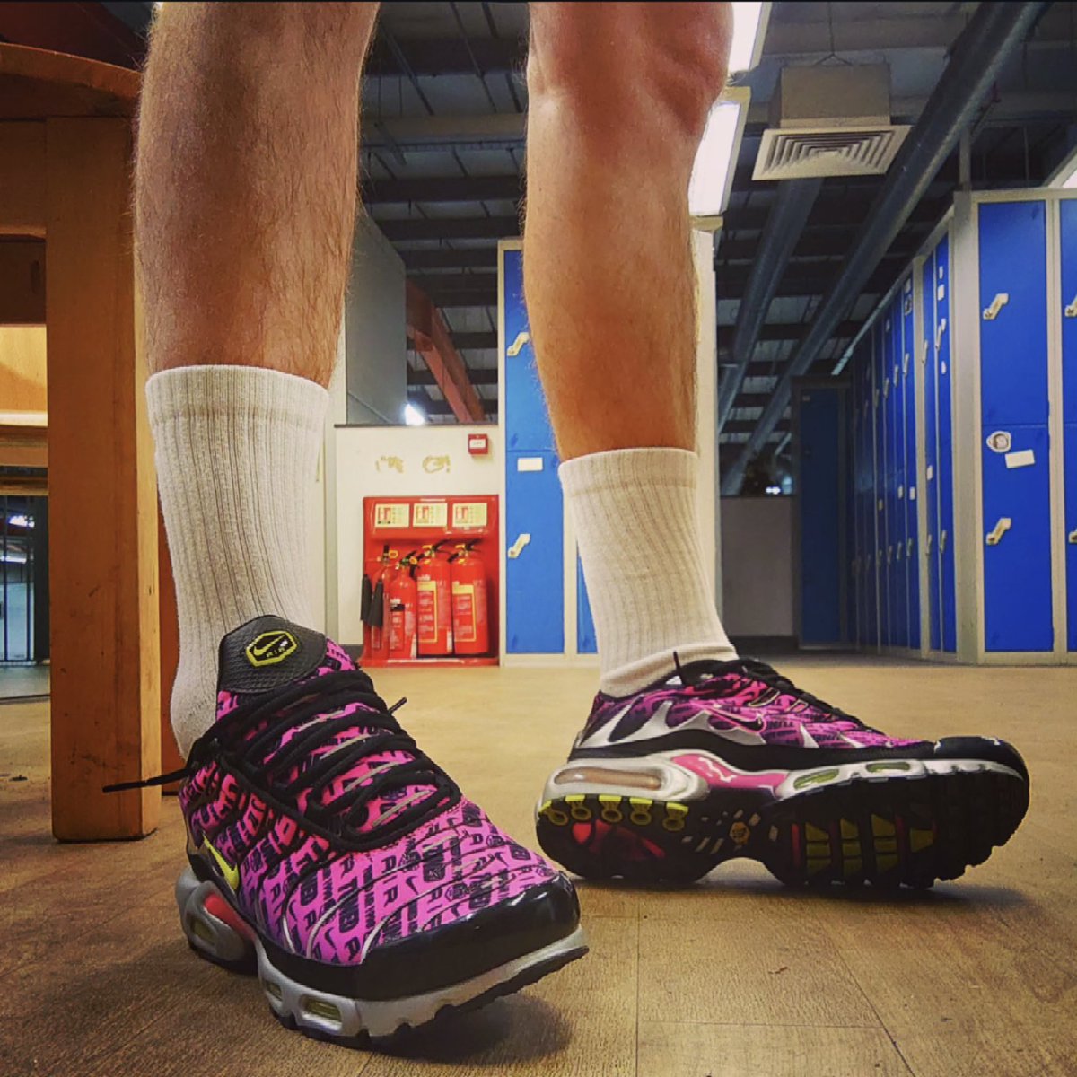 willspilsbury's tweet image. Okay! At work, 17 people say keep them and wear them because they're fit! And just 2 say to get rid -  too loud, too camp. 😆🤣🙈🙈 What do you think? #sales #airmaxplus #niketnmercurial #niketn #whitesocks #lacostesocks #newkicks #newtrainers #kotd👟