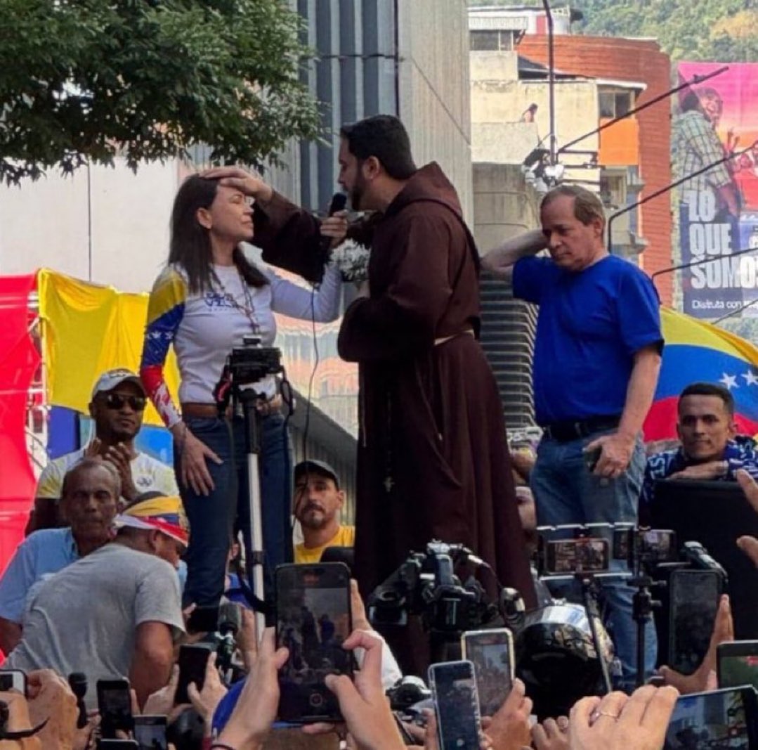 María Corina Machado recibiendo la bendición, minutos antes de ser secuestrada por el régimen comunista  en Venezuela. Que Dios proteja al pueblo venezolano. ✝️🇪🇸🇻🇪