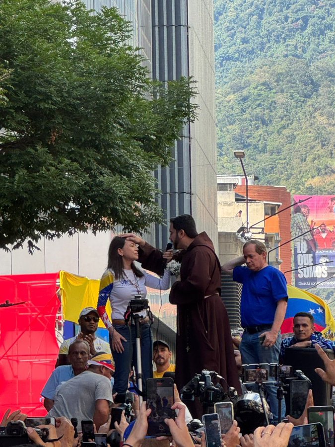 <a href="/UHN_Plus/">UHN Plus</a> <a href="/MariaCorinaYA/">María Corina Machado</a> Utilicemos el  #FREEMARIACORINA hasta que se haga tendencia.