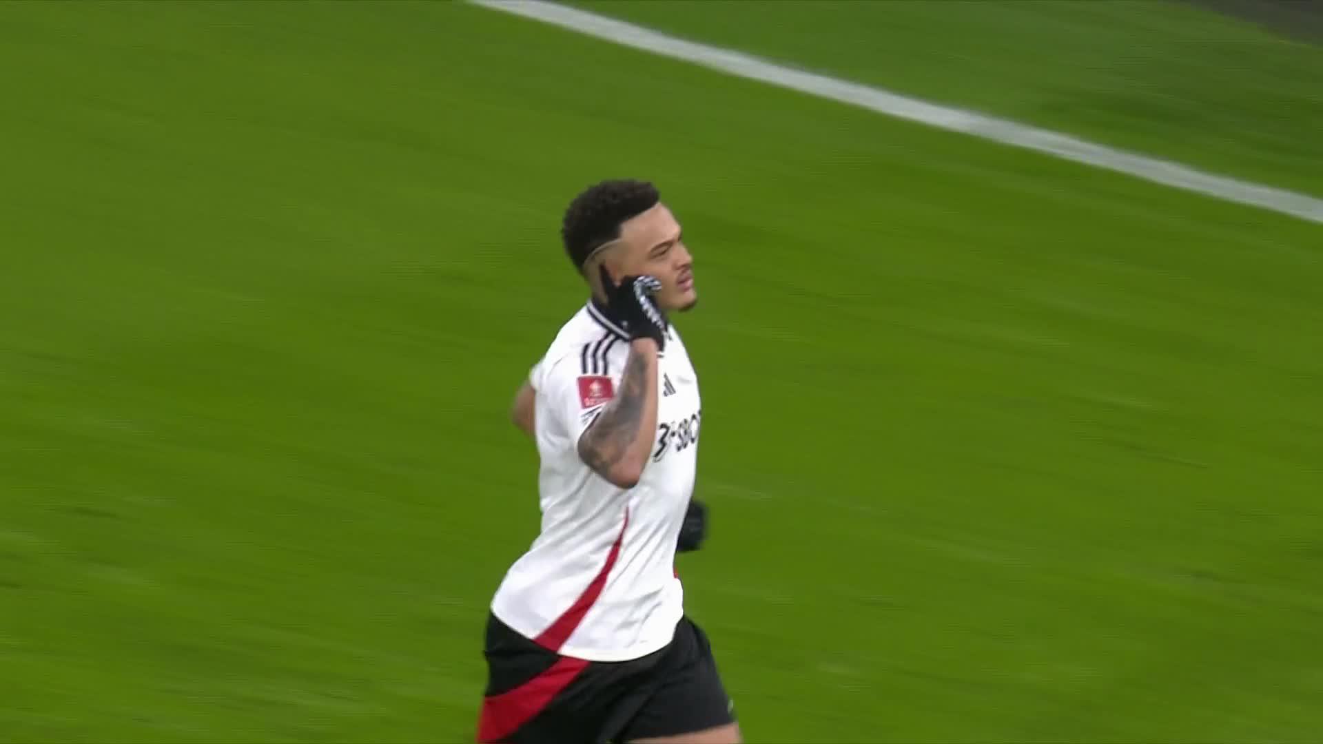 Rodriggoooooooaaalll 🇧🇷@RodrigoMuniz019 crashes in a first-time finish for @FulhamFC ⚪️#EmiratesFACup