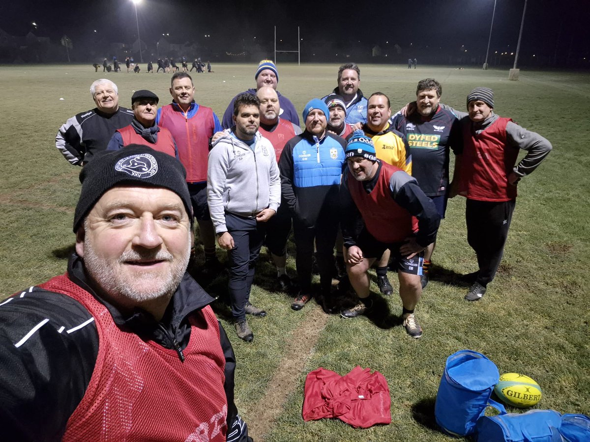 Great turnout for the Old Boars this evening, the boys all wrapped up and practicing their skills with some new faces joining us, we’re on the rec 6:30pm every Thursday night, hour of touch rugby and a refreshment warm or cold afterwards in the clubhouse⚫️🔵
