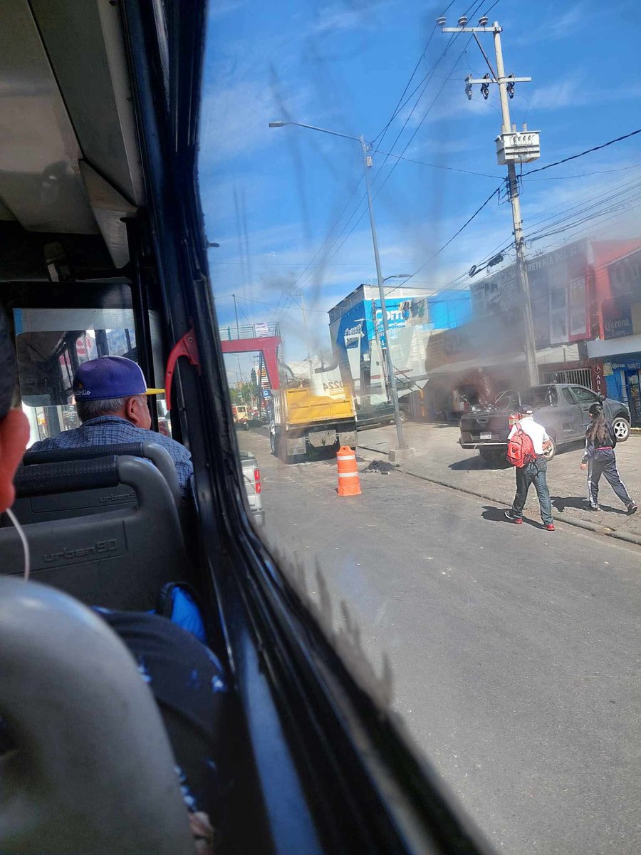 TlalpanVecinos's tweet photo. Nos piden informar lo siguiente:

Hola, buenas tardes. Quiero reportar los trabajos de pavimentación que se están llevando a cabo en la carretera Picacho-Ajusco, a la altura de Tizimín, los cuales han provocado el cierre de un carril. Esto está generando problemas de tránsito en la zona.