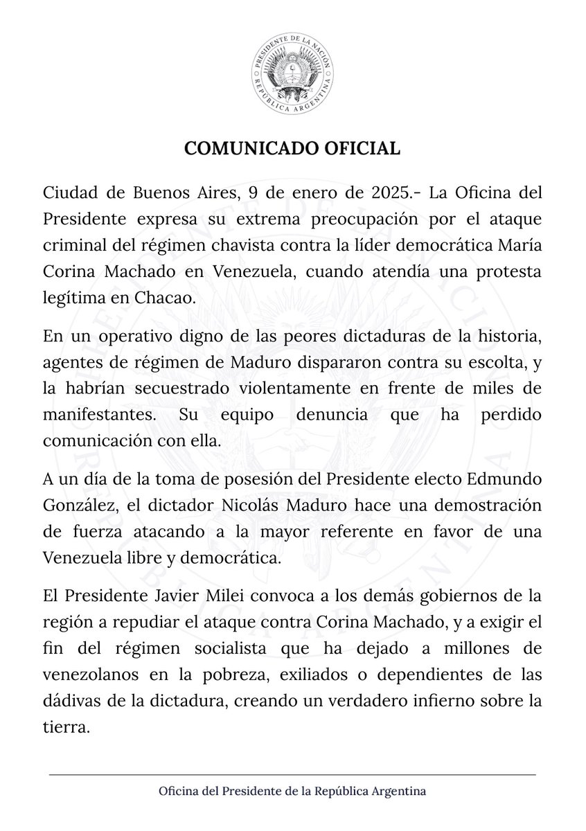 EmmaRincon's tweet photo. 🚨 Gobierno del presidente @JMilei: En un operativo digno de las peores dictaduras de la historia, agentes de régimen de Maduro dispararon contra su escolta, y la habrían secuestrado violentamente en frente de miles de manifestantes. Su equipo denuncia que ha perdido comunicación con ella.

A un día de la toma de posesión del Presidente electo Edmundo González, el dictador Nicolás Maduro hace una demostración de fuerza atacando a la mayor referente en favor de una Venezuela libre y democrática.

El Presidente Javier Milei convoca a los demás gobiernos de la región a repudiar el ataque contra Corina Machado, y a exigir el fin del régimen socialista que ha dejado a millones de venezolanos en la pobreza, exiliados o dependientes de las dádivas de la dictadura, creando un verdadero infierno sobre la tierra.