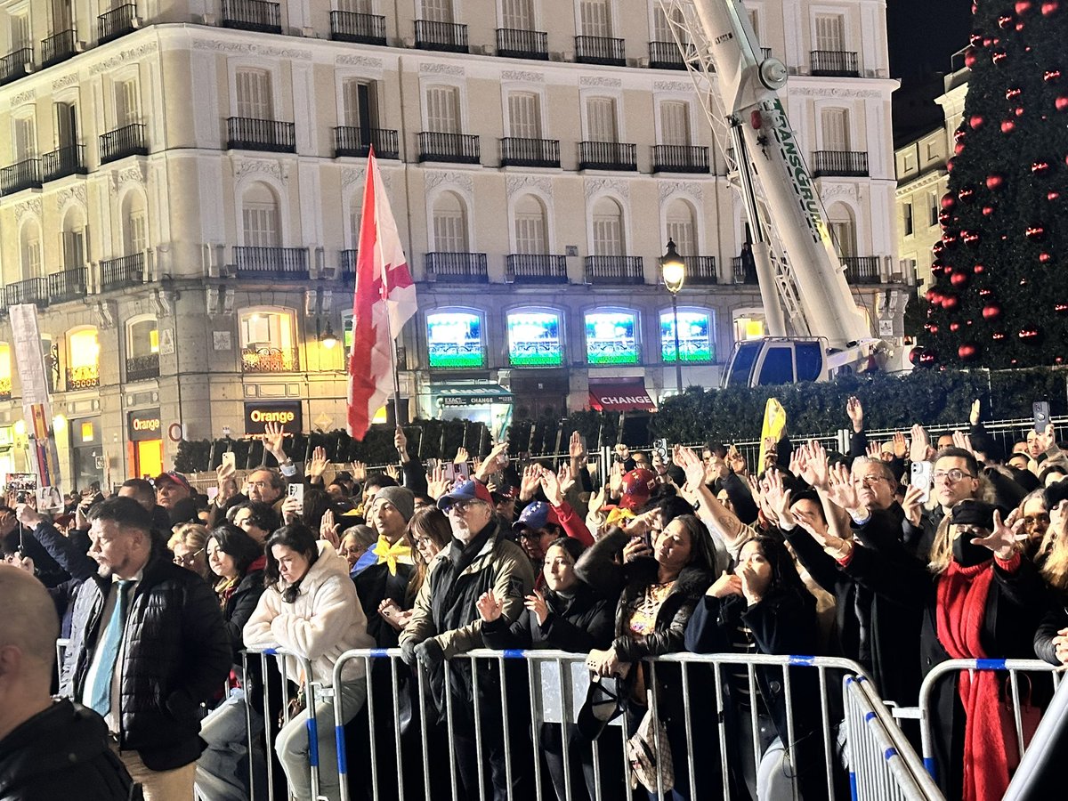 hermanntertsch's tweet photo. Conmoción en la Puerta del Sol al conocerse la noticia de la detención de Maria Corina Machado en Caracas. Ya se habían ido otros líderes políticos pero Santiago Abascal compartió este duro momento con los manifestantes venezolanos, muchos con lágrimas en los ojos y el Padrenuestro que allí se rezó.
   Ni un paso atrás ante el régimen criminal. Por supuesto no acudió nadie de los cómplices del asesino Maduro que son el gobierno o español y quienes le apoyan.