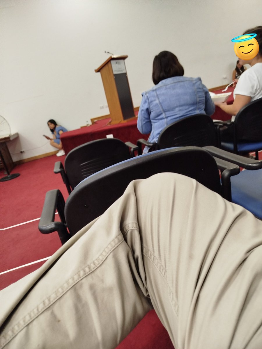 Estás son las condiciones de espera que <a href="/RegCivil_Chile/">Registro Civil e Identificación - Chile</a> tiene a las personas desesperadas por sus documentos... Amontonados a ratos en el auditorio para que no se vean en la entrada como ocurrió días Antes. Yo Llevó 9 hrs hoy más las 7 de ayer, esperando que me entreguen los mío.