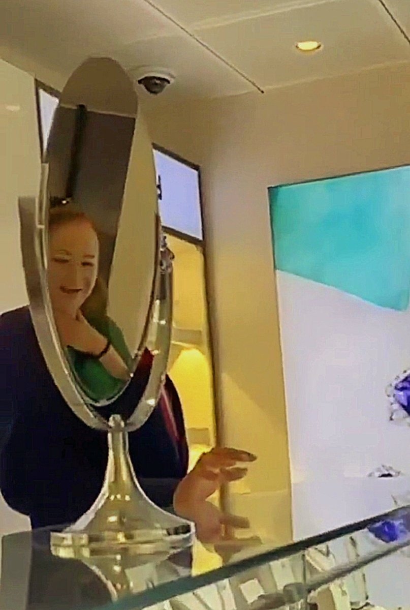 chucho_cuerero's tweet photo. La cara de felicidad de @YasminEsquivel_ antes de comprar un collar de diamantes, vale la pena aunque que millones de mexicanos que no tengan medicamentos ni para comer. https://t.co/aiD3Q6cHjJ