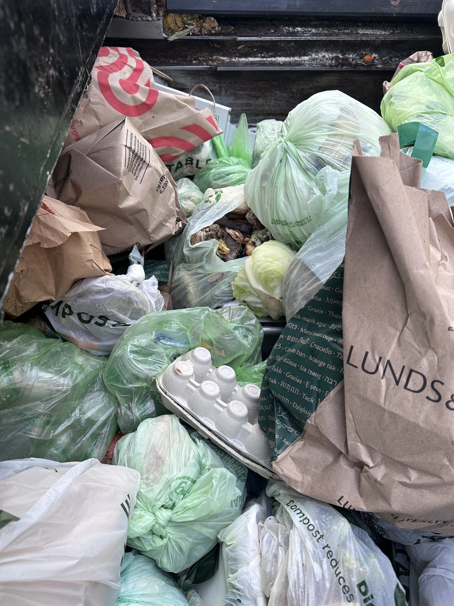 Drop it like it's rot 🍌🥑 A new organics drop site has been added to Edina! It's located next to the Lewis Park shelter. Edina now has four drop sites for people living in apartments who do not have access to organics recycling at their building yet. The other drop sites are
