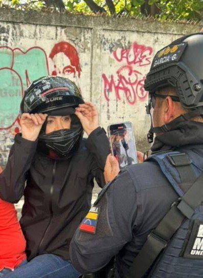 ClaridadPanama1's tweet photo. Se le cayó la concentración, se le cayó el auto secuestro y se les cayeron las actas que dejó en las bóvedas del Banco Nacional de Panamá.
Y cayeron los estúpidos con el FaceNews entre ellos los vendepatrias Mulino y @Mayer
Están desesperados. https://t.co/qAY4wZdm38