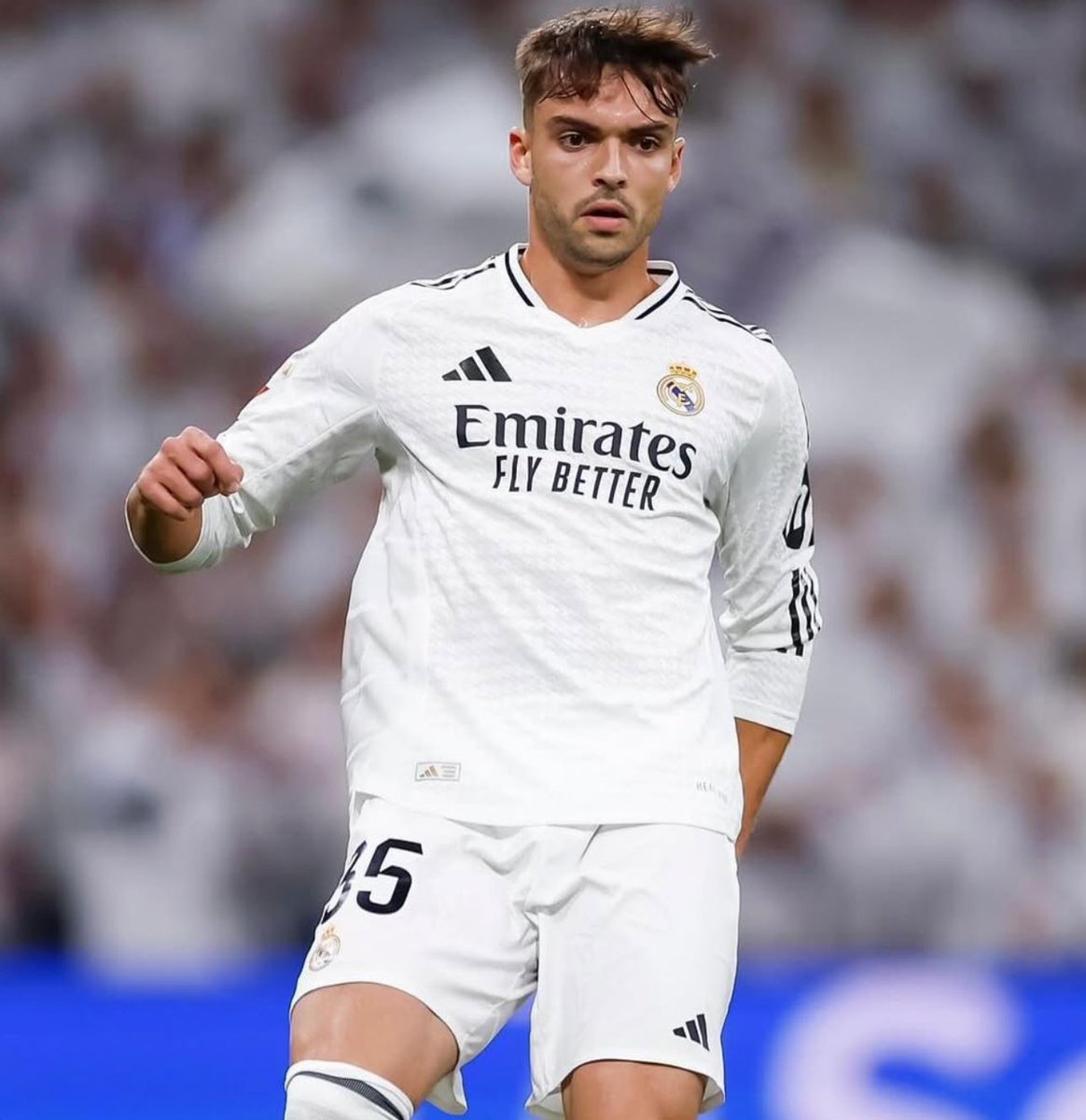Es acojonante la seguridad que da este tío en los balones divididos. Me siento tan seguro como cuando estaba Cannavaro y después Pepe.

Se merece la titularidad indiscutible.