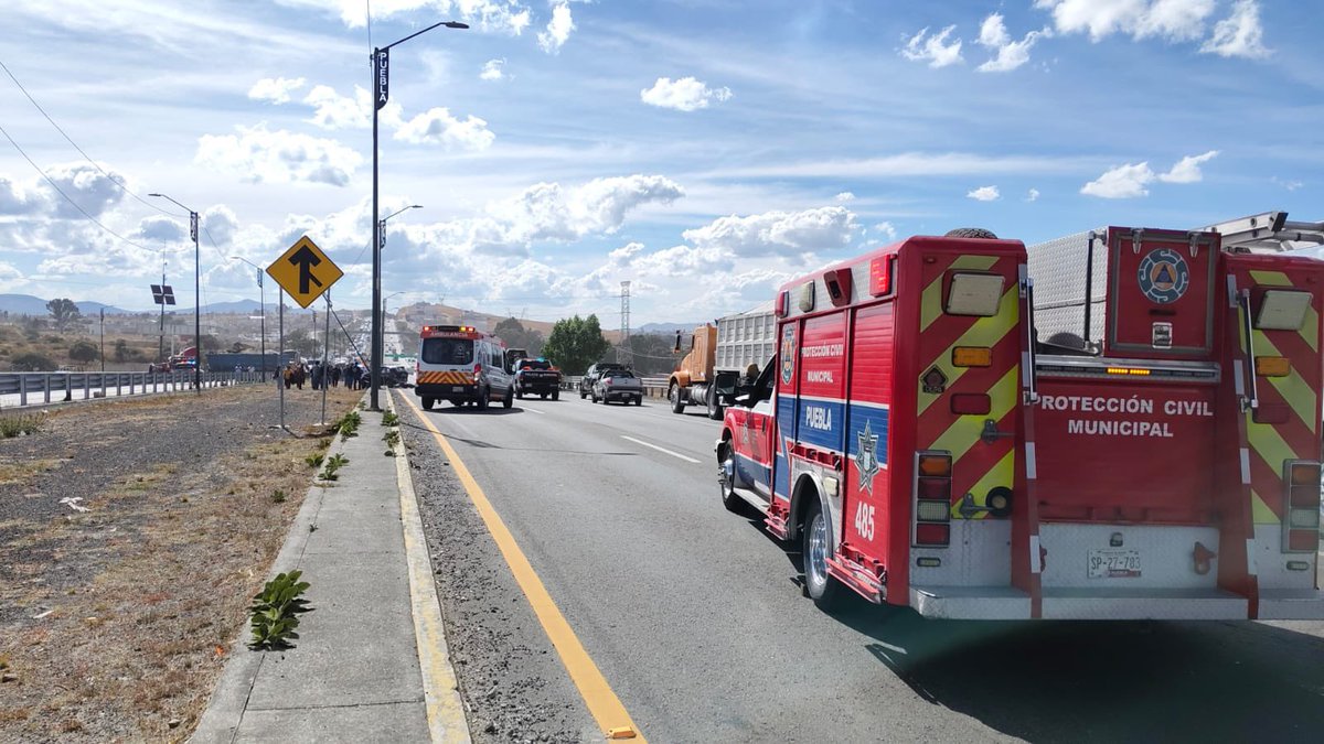 SSC Puebla (@ssc_pue) on Twitter photo #AHORA🚨🆘
Elementos de <a href="/PCPueblaCapital/">PC Municipal Puebla</a>, atienden un accidente vehicular en el Periférico Ecológico a la altura del Relleno Sanitario, en el que se ven involucrados un tractocamión, una camioneta particular y un taxi. #AHORA🚨🆘
Elementos de <a href="/PCPueblaCapital/">PC Municipal Puebla</a>, atienden un accidente vehicular en el Periférico Ecológico a la altura del Relleno Sanitario, en el que se ven involucrados un tractocamión, una camioneta particular y un taxi.