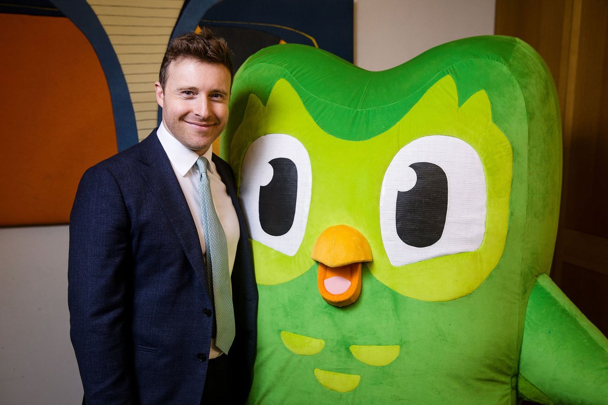 michael_lynas's tweet image. Awesome and slightly surreal start to the year with everyone's favourite green owl Duo in Westminster! Excited to have more than 100 parliamentarians supporting the @duolingo #WestminsterLanguageChallenge learning 23 languages for a chance to win £20,000 for charity.