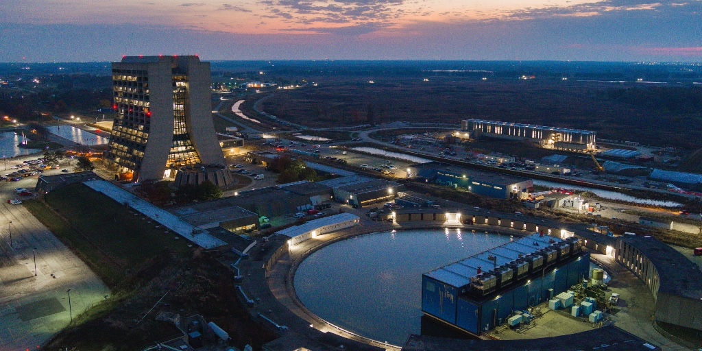 Fermilab's tweet image. Every day, scientists, engineers and technicians at #Fermilab push the boundaries of knowledge in fields like #ParticlePhysics, accelerator technology, #Quantum, &amp;amp; astrophysics. #Throwback to some of the ways Fermilab advanced science and technology last year ⬇️ (1/)