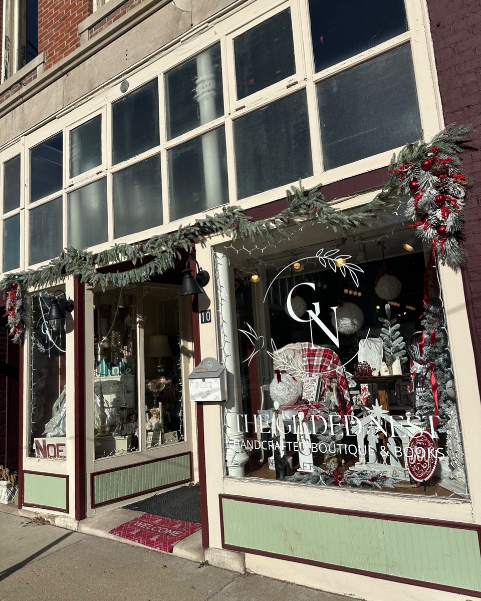 Make sure to grab your spot for the Fluid Acrylic Art Class at the Gilded Nest this Saturday! Unlock your creativity and find more info here: bit.ly/3PlEZyI