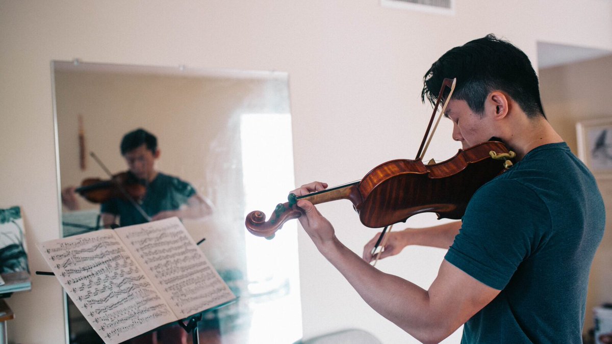 Hopkins Med News (@hopkinsmednews) on Twitter photo Dr. Alex Chern (<a href="/aychern/">Alexander Chern, MD</a>), @Hopkins_ENT researcher, fellow, and violinist, discusses restoring the beauty of music to those with hearing loss in a new <a href="/AAOHNS/">AmAcadOtolaryngology</a> Bulletin article
bit.ly/4gO6op9 Dr. Alex Chern (<a href="/aychern/">Alexander Chern, MD</a>), @Hopkins_ENT researcher, fellow, and violinist, discusses restoring the beauty of music to those with hearing loss in a new <a href="/AAOHNS/">AmAcadOtolaryngology</a> Bulletin article
bit.ly/4gO6op9