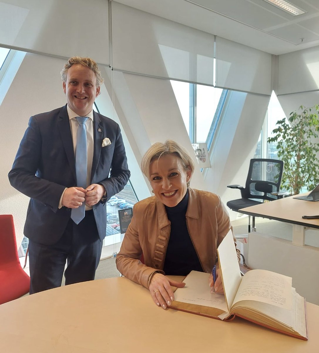 Vandaag bezocht ik <a href="/PieterVerhoeve/">Pieter Verhoeve</a> in het prachtige #Gouda. Tijdens mijn bezoek mocht ik het eregastenboek uit 1952 tekenen. Wat een mooie manier om samenwerking te bekrachtigen en de geschiedenis van deze bijzondere stad te eren. Iets voor de heropening van ons oude stadhuis?