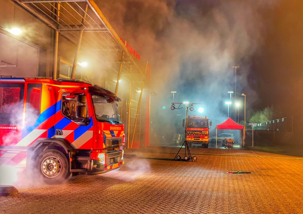 Jeroen van Rossum (@jeroen_vrossum) on Twitter photo Na een intensief opleidingstraject namen de collega’s van <a href="/BrwVaassen/">Brandweer Vaassen</a> vanavond hun nieuwe voertuig in dienst. Er werd een feestelijke presentatie georganiseerd met een show die lastig te overtreffen is.. 😉
#brandweer #VNOG #Vaassen Na een intensief opleidingstraject namen de collega’s van <a href="/BrwVaassen/">Brandweer Vaassen</a> vanavond hun nieuwe voertuig in dienst. Er werd een feestelijke presentatie georganiseerd met een show die lastig te overtreffen is.. 😉
#brandweer #VNOG #Vaassen