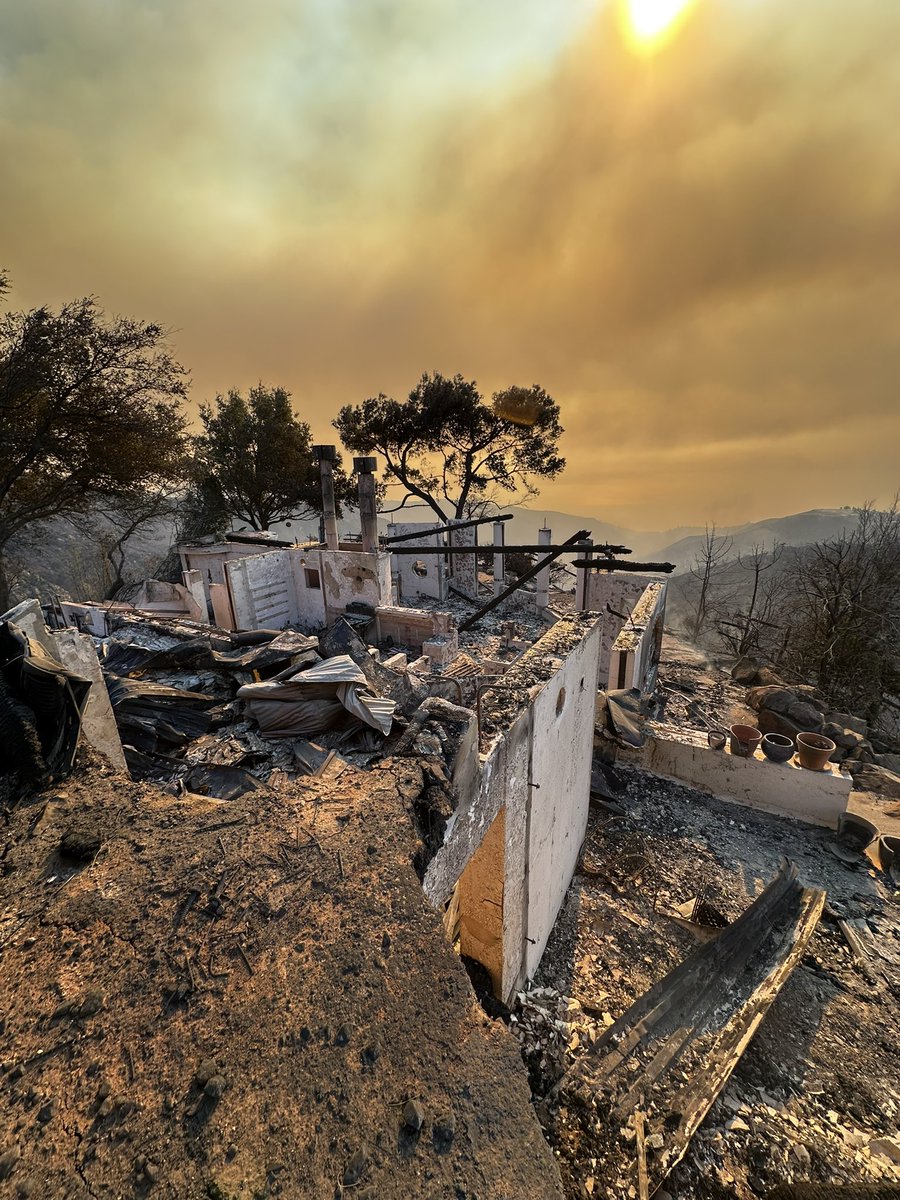 NaughtalieStone's tweet photo. our home didn’t make it, not sure what to say. it was really such a special space that we lovingly restored to its seventies glory…all that’s left are ashes and the most hauntingly beautiful view. https://t.co/imxvRh2MBA