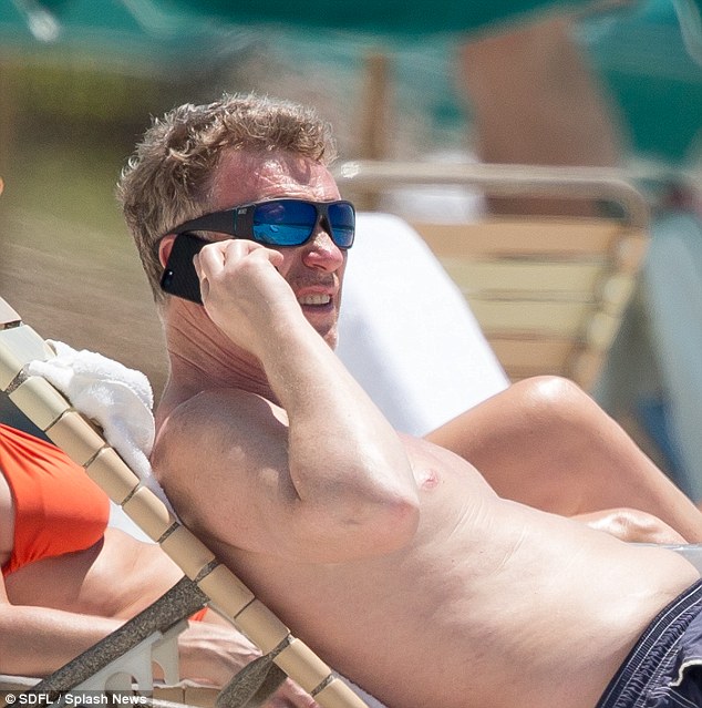 ' Buenos dias senor straqulursi,el moyesy here'