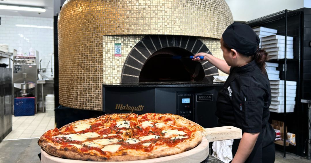 Say hello to Bear and Frankie’s! 🎉

This casual yet upscale eatery is serving up everything from delicious pizza, lobster rolls, and mussels to hearty beef short ribs and tenderloin. 

Stop by and treat yourself to an unforgettable dining experience. 🍷🍸