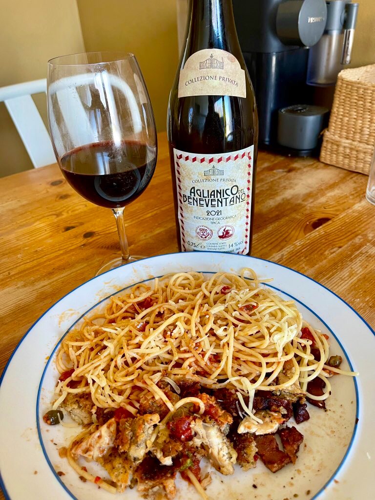 joukesp's tweet photo. #NoCookingThursday #ThursdayLunch #ThursdayDinner
Leftover breaded chicken w pasta pizzaiola for lunch.
#1Daughter visited and had a 2nd serving of meat paella for dinner!
‘21 Reara Neagra by Purcari (Moldova)
Great wine!
Dark & red fruit, balanced tannins & acidity, length
89-91 https://t.co/Qf0u0nCMPZ