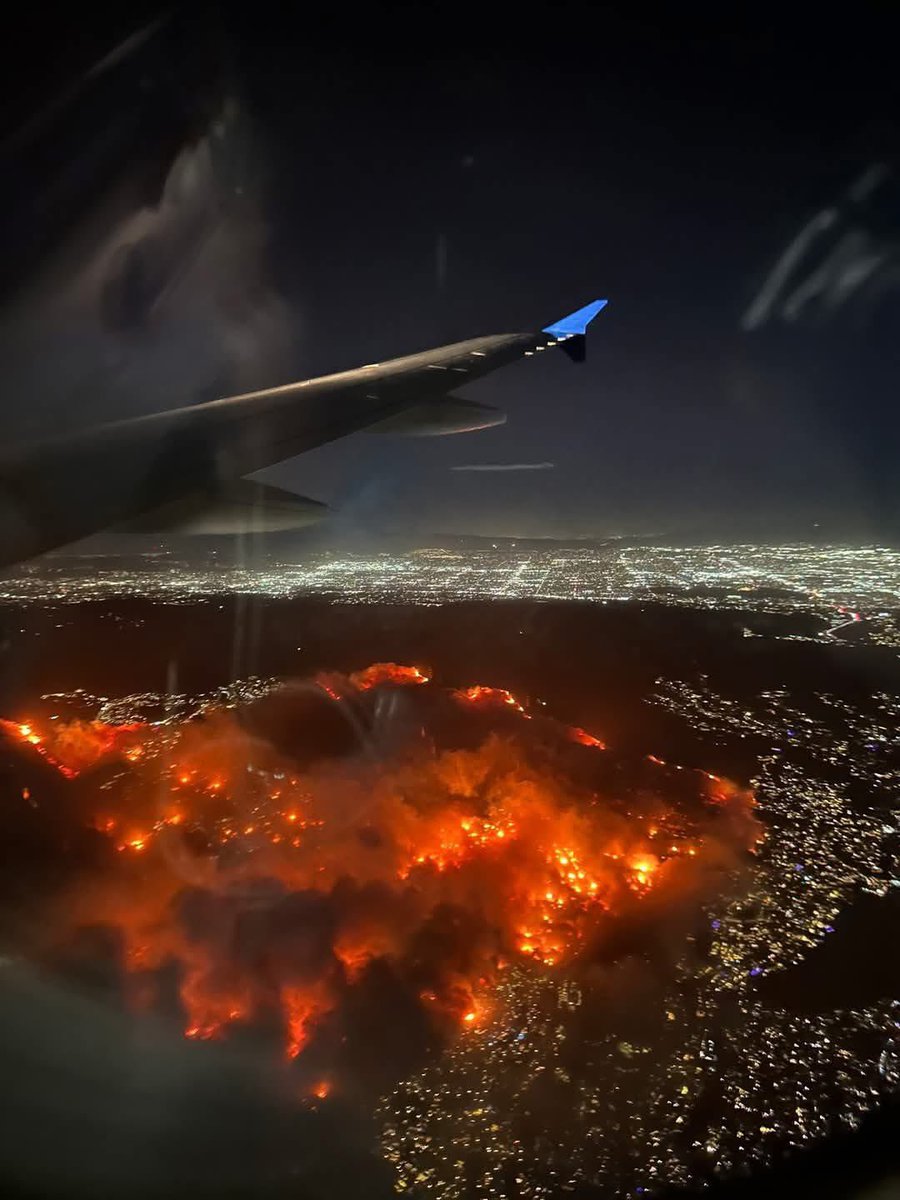 magicmarkXXX's tweet image. FIRE EMERGENCY FROM ABOVE: Image taken from plane flying into LAX shows fire disaster unfolding in Pacific Palisades, CA.

#WildfireSeason
#CaliforniaFires
#EmergencyResponse
#AerialView
#DisasterRelief
#FireSafety
#ClimateCrisis
#PacificPalisades
#NaturalDisaster
#LAXView