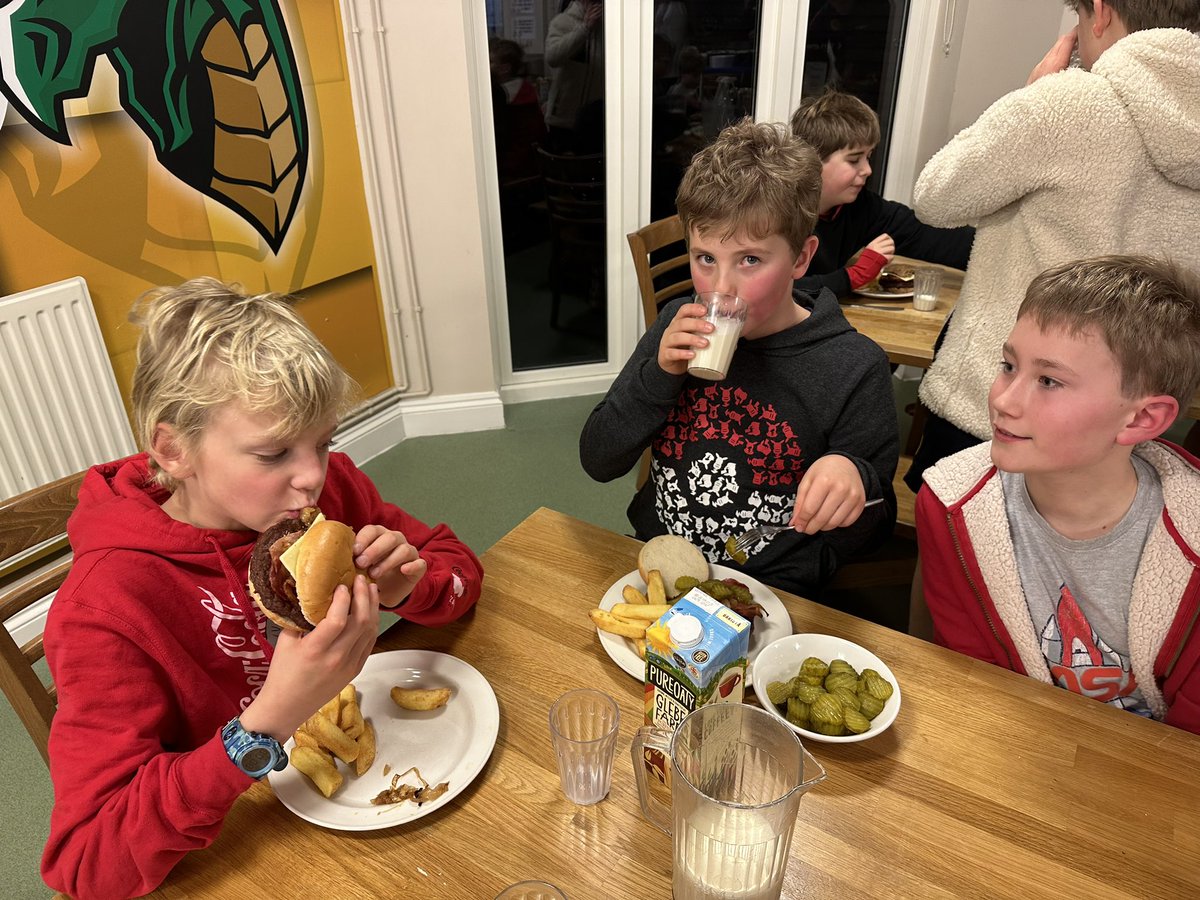 New Year’s resolution in the Boarding House. We will make the biggest burgers possible at boarders supper!