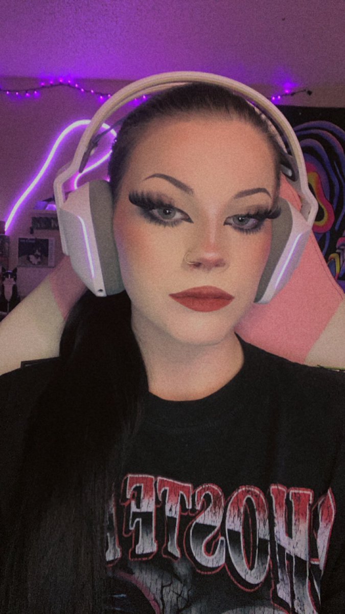 New Bundle Let’s Gooo!!🖤🤍
Valorant Stream Live on Twitch!⛓️💀
Twitch.tv/BlackIvyyy