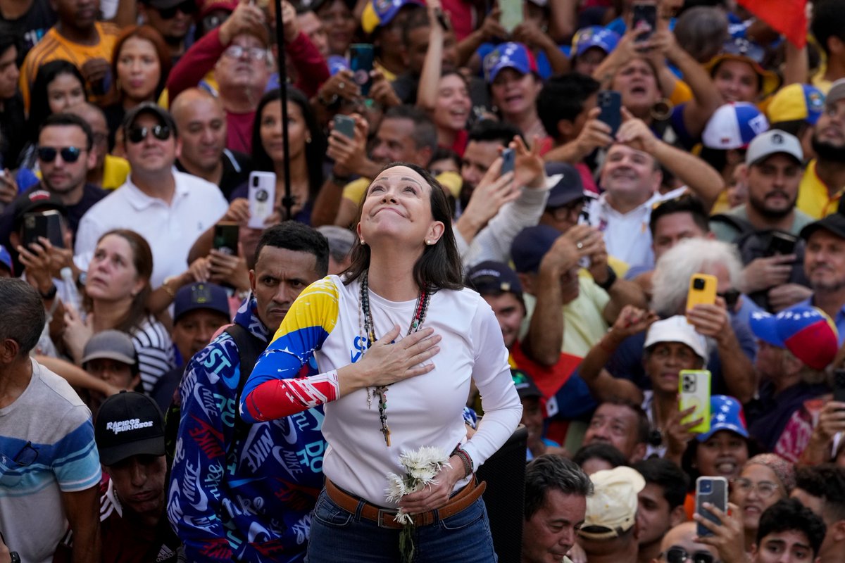 #Urgente | María Corina Machado fue interceptada tras una concentración en Chacao, detenida por la fuerza y obligada a grabar vídeos bajo amenazas, según Vente Venezuela. Próximamente dará declaraciones sobre los hechos. #Venezuela