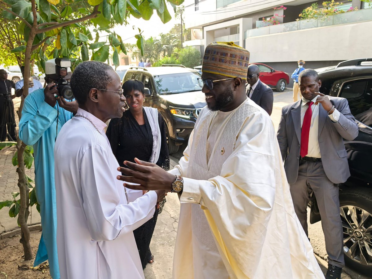 assembleesn's tweet photo. Le Président de l’Assemblée nationale,  Monsieur El Malick Ndiaye, a entamé, ce jeudi 9 janvier 2025, une série de visites de courtoisie auprès des chefs religieux, accompagné de députés, de membres de l’administration et de son cabinet. Cette initiative vise à renforcer les liens entre les institutions de la République et les autorités spirituelles, garantes de la paix et de la cohésion sociale au Sénégal.

La tournée a débuté à la Médina, où le Président a rencontré le Khalife général de la famille Omarienne, Thierno Madani Mountaga Tall. Lors de cet échange, il a exprimé sa profonde gratitude pour le rôle fondamental de la famille Omarienne dans la préservation de la cohésion sociale et l’éducation spirituelle des citoyens. En retour, Thierno Madani Mountaga Tall a encouragé le Président dans l’accomplissement de ses fonctions, tout en formulant des prières et des bénédictions pour son mandat.

Le Président s’est ensuite rendu à la résidence Les Badamiers pour rencontrer Mgr Benjamin Ndiaye, chef de l’Église du Sénégal. Il a salué l’engagement constant de l’Église dans la préservation de la paix, le renforcement du vivre-ensemble et de l’unité nationale. En réponse, Mgr Benjamin Ndiaye a souligné l’importance du maintien de la confiance entre les autorités et le peuple, une condition essentielle pour le développement harmonieux du pays. Il a également prié pour le succès du mandat présidentiel et souhaité prospérité et harmonie à l’ensemble de la nation.

La journée s’est achevée par une visite à la mosquée de Bopp, où le Président a été reçu par le Khalife de Médina Gounass, Thierno Amadou Tidiane Ba. Après avoir participé à la prière de Takussan, le Président a exprimé sa reconnaissance pour l’engagement de la famille religieuse de Médina Gounass dans la promotion de la solidarité, de la paix et de la cohésion sociale. À son tour, Thierno Amadou Ba a adressé ses prières et ses vœux de réussite au Président, en insistant sur l’importance du dialogue continu entre les autorités et les citoyens pour le bien-être collectif.

#assembleesn #senegal #tourneereligieuse #khalife #religion