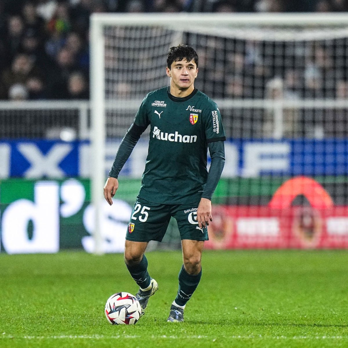 Soldaki Marmoush; 1.5 sezon önce Frankfurt'a bedelsiz transfer oldu, 80'e gidiyor.

Sağdaki Khusanov; 1.5 sene önce Belarus'dan 100b€'ya transfer oldu, 50'ye gidiyor.

Bulan gidiyor, Belarus'tan da bulabiliyor. Ama bizimkiler çok büyük kulüp, bunlarla vakit kaybetmek yakışmaz.