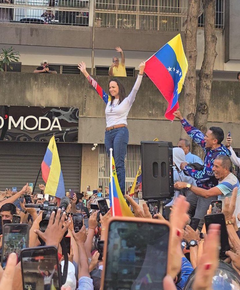 <a href="/MagalliMeda/">MAGALLI MEDA</a> <a href="/MariaCorinaYA/">María Corina Machado</a> ¿ Alguien vio esa carterita azul de la que ella habla en ese extraño video?