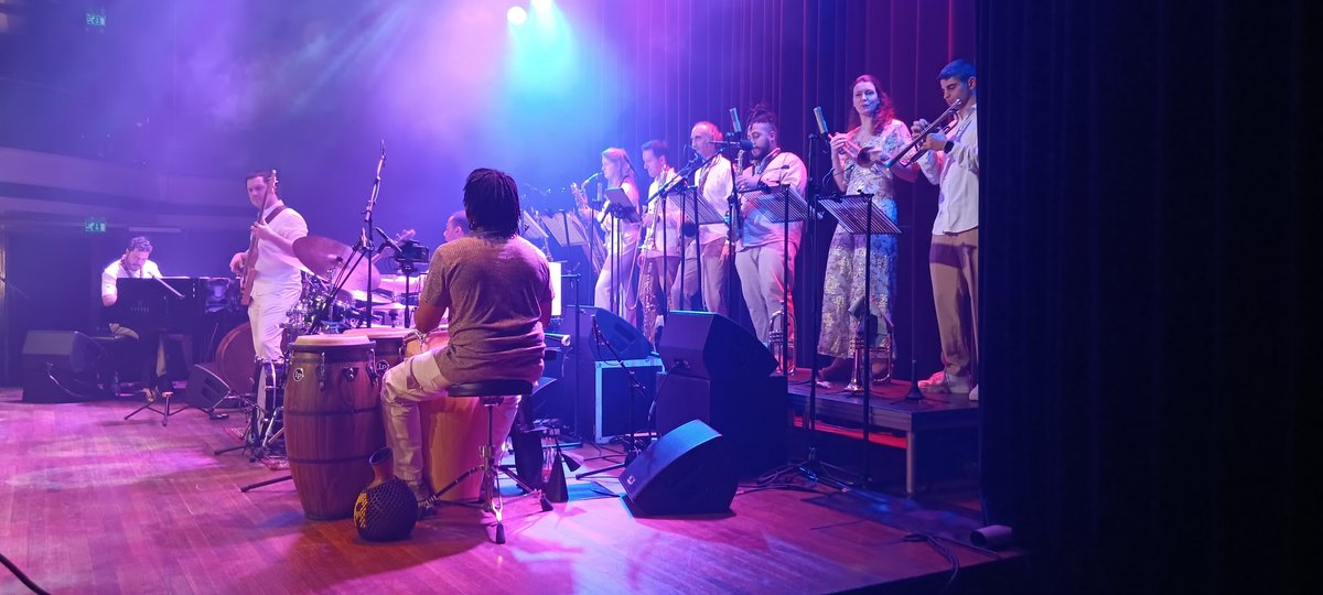 Mooi hoor, Lucas Santana Grand Orquestra <a href="/TiVre_Utrecht/">TivoliVredenburg</a> Latin, Brazil, jazz en dans. 
Zaterdag te nog in Bimhuis.