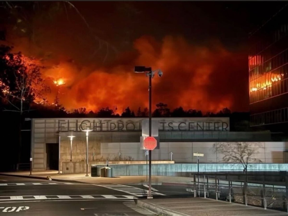 I don’t know who took this shocking picture, but it shows how close the fire got to JPL. 😱
Official updates from the lab are posted at: buff.ly/4fQMtF4

🇫🇷 Les flammes de l’incendie d’Eaton au moment où elles étaient à proximité de JPL. 
#LAfires