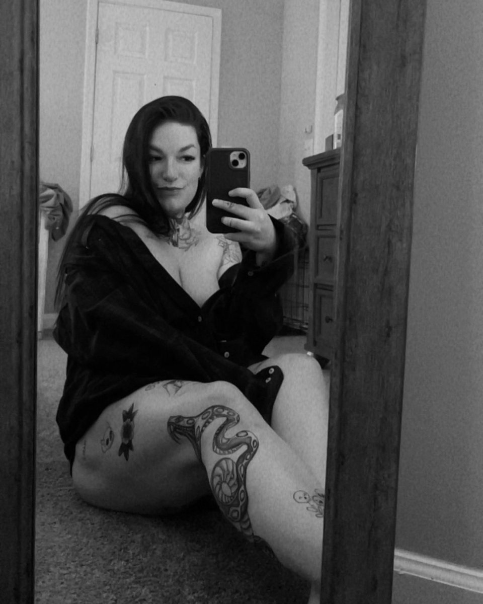 jesse_taylorr5's tweet photo. Life lately 💕💅 #tattoos #girlswithtattoos #singlemom #tatted https://t.co/Wj1O0g9G9G