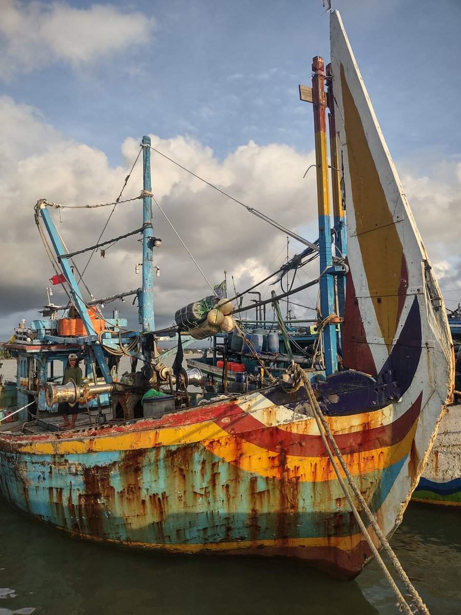 TooSphexy's tweet photo. Spent an hour looking at boats in Jepara harbor https://t.co/Yu1RQhnSGt