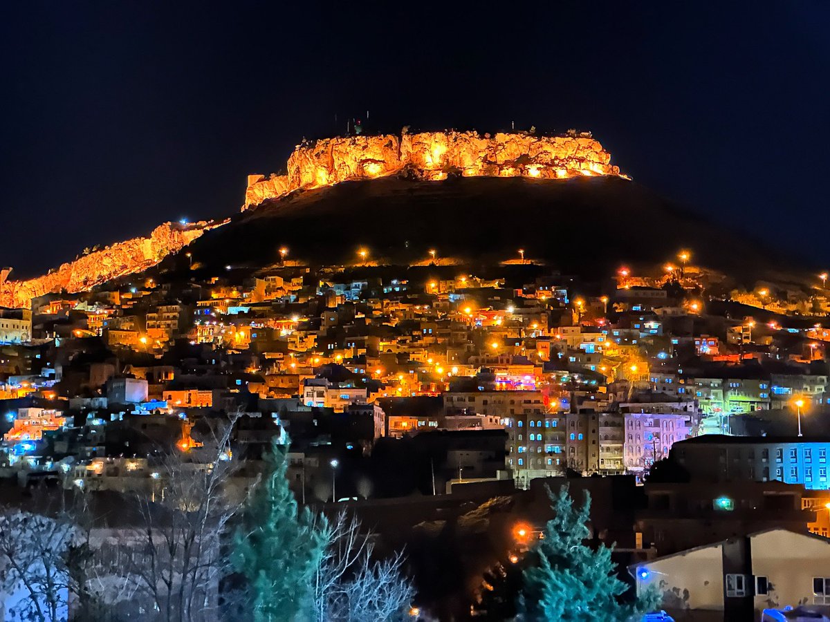 Bakarsan uzak, 
Yürürsen yakındır… #mardin