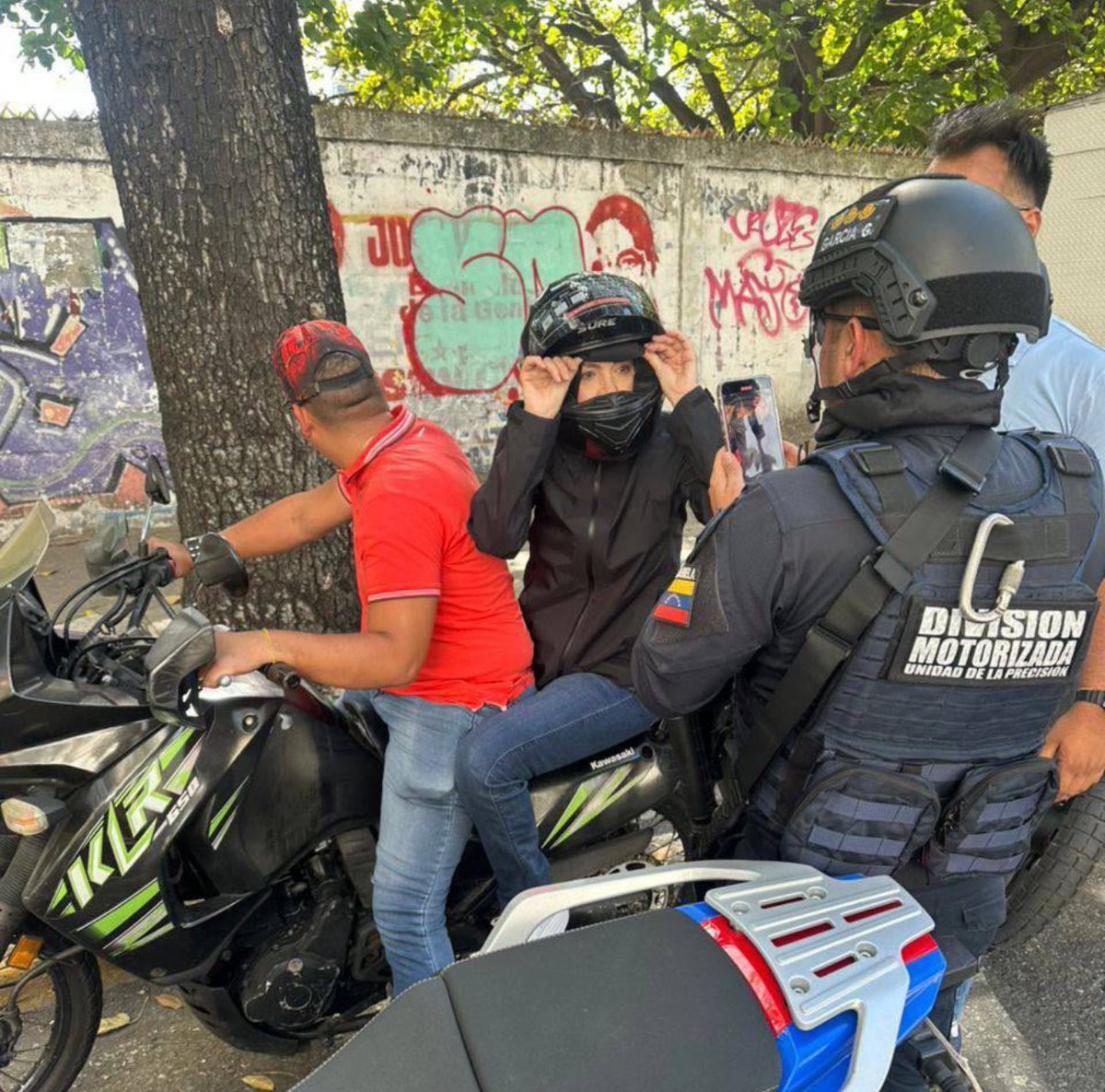 ovierablanco's tweet photo. ‼️Venezuela. Debemos ser muy cautelosos con el manejo de la información y vigilantes de la DESINFORMACIÓN. Es importante no desviar la atención de la agenda y lo acontecido el día de hoy. El régimen no esperaba que la gente le perdiera el miedo y saliera a protestar. La convocatoria de @MariaCorinaYA ha sido exitosa y muy potente en términos de resiliencia, valor y determinación ciudadana. Quieren restarle mérito a esta realidad. Sigamos vigilantes.
