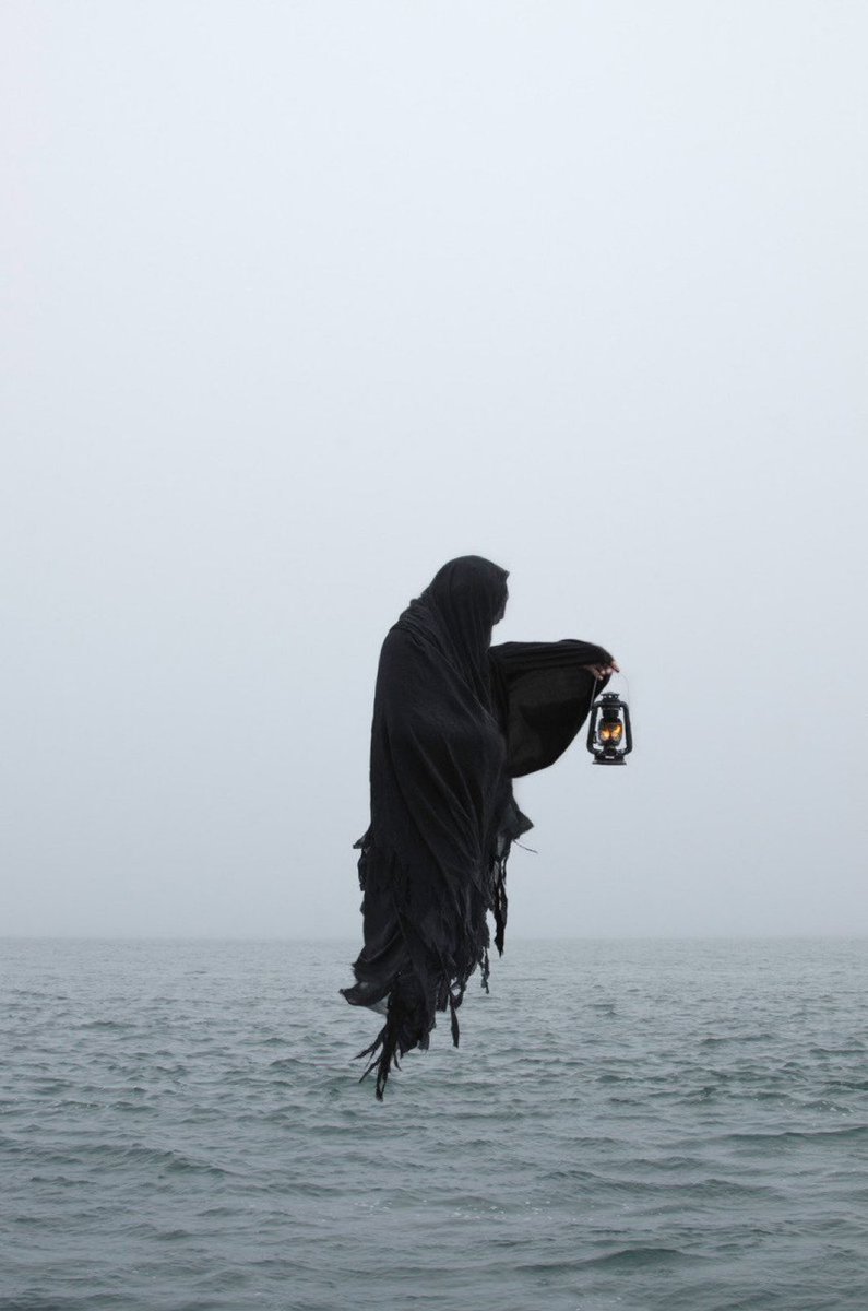 “Görüyorsun beni: öylesine hafif,
öylesine içindeyim ki olup bitenin
yürüyorum göklerle.”