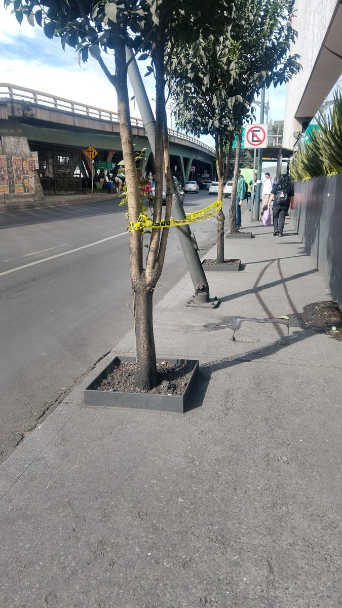 RodrigoGarPerez's tweet photo. @AzcapotzalcoMx sobre avenida Aquiles Serdán casi esquina con Manuel Acuña, hay un poste que está apunto de caerse. Aún costado de Plaza Destino Azcapotzalco. Urge su presencia antes de que ocurra un accidente. https://t.co/yzABBIVv5r