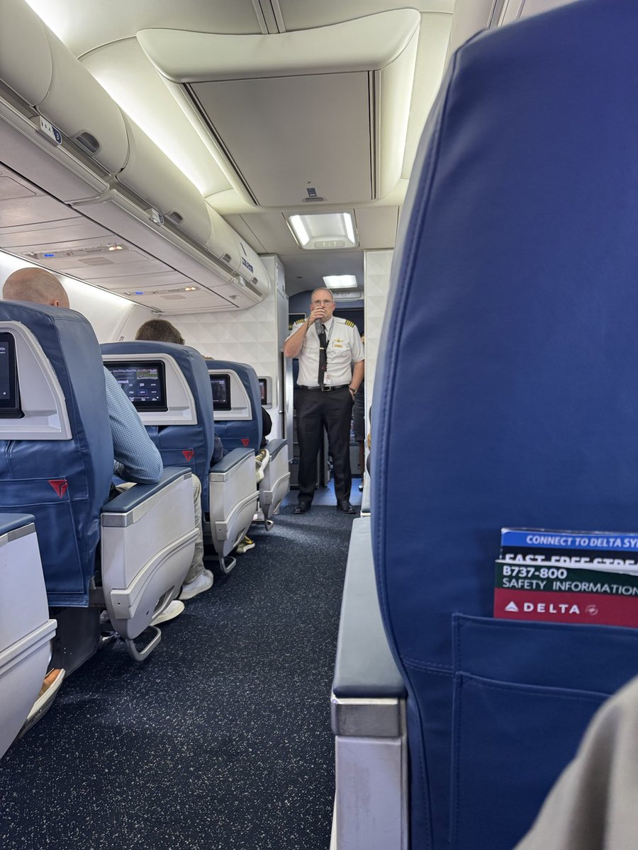 bwhumphris's tweet photo. ⁦@Delta⁩ 2905 pilots best customer service ever https://t.co/JR8lO7vP76