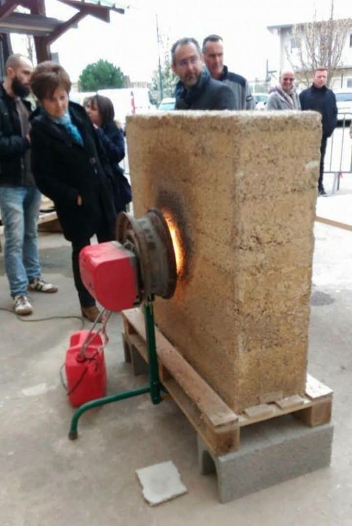 LeContempIateur's tweet photo. Une paroi en chanvre et chaux a été exposée à une flamme de 670 °C pendant 4 heures, et la température de l'autre côté n'a augmenté que de 2 °C, sans que la structure ne brûle. 

Ce matériau durable se distingue par sa résistance thermique et sa sécurité face aux incendies, tout en étant capable de durer plus d'un siècle et entièrement compostable. 

Le chanvre, encore peu utilisé dans la construction, pourrait jouer un rôle clé dans la promotion d'un avenir plus écologique en architecture, grâce à ses propriétés naturelles et son efficacité énergétique.

Crédits : Conocimientum