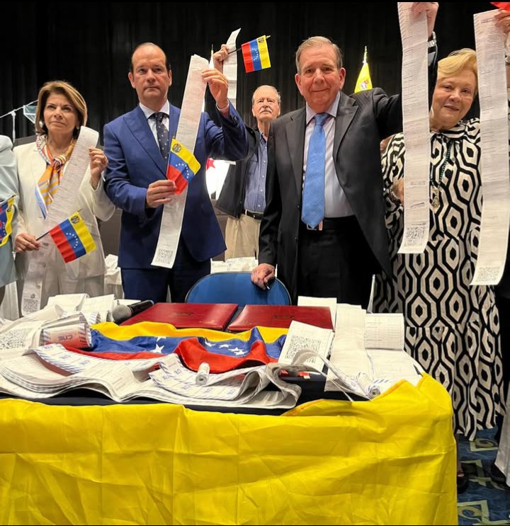 Dónde está <a href="/hcapriles/">Henrique Capriles R.</a> <a href="/jguaido/">Juan Guaidó</a> <a href="/manuelrosalesg/">Manuel Rosales</a> , oh por Dios, los apoyé hasta desgastar mis cuerdas vocales. Ahora solo hay
S I L E N C I O. Quiero creer que no es sucia la política!