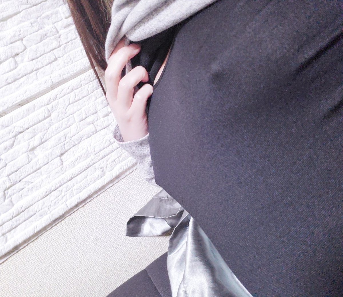 寒さで乳首立ちすぎて痛い😭
ヒートテック越しでこれ…
乳首用カイロとか無いの？🤔💭